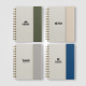 Quatre carnets personnalisables de couleurs différentes avec marquage visible Quatre carnets personnalisables de couleurs différentes avec marquage visible