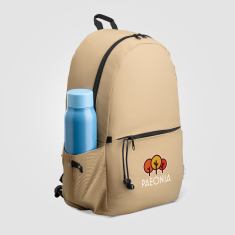 Sac à dos marron avec bouteille latérale et marquage visible Sac à dos marron avec bouteille latérale et marquage visible