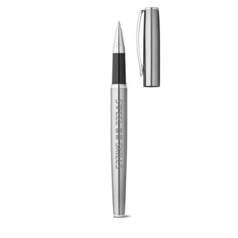 Vue rapprochée d’un roller en acier inoxydable recyclé, capuchon déposé à côté ; marquage visible sur le corps.