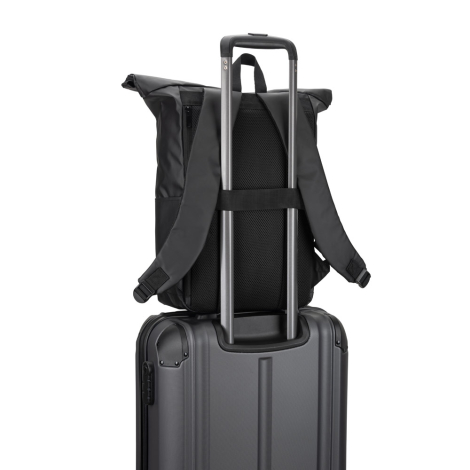 Sac fixé sur la poignée télescopique d’une valise illustrant la bande de maintien au dos ; aucune personnalisation apparente.