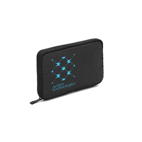 Vue de trois quarts d’une trousse gris foncé avec fermeture zippée et surface lisse ; marquage visible sur la face avant.