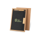 Coffret en carton kraft contenant un carnet noir à couverture rigide et un stylo en bambou assorti ; marquage visible sur la fac Coffret en carton kraft contenant un carnet noir à couverture rigide et un stylo en bambou assorti ; marquage visible sur la fac