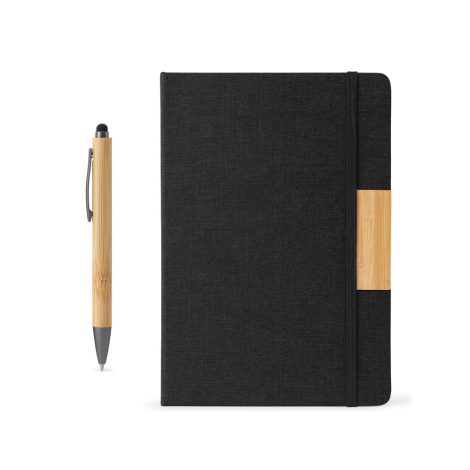 Carnet noir avec insert en bambou sur le bord droit et stylo en bambou posé à côté ; aucune personnalisation apparente.