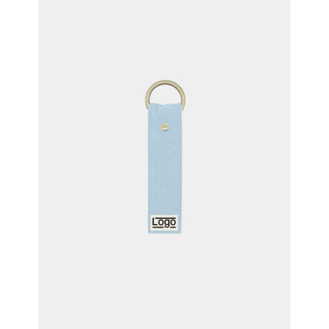 Porte-clés bleu clair avec anneau doré et rivet central, marquage en bas.