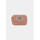 Porte monnaie saumon avec zip supérieur et étiquette centrée, marquage face avant. Porte monnaie saumon avec zip supérieur et étiquette centrée, marquage face avant.