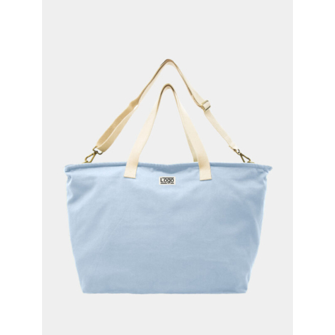 Sac week-end azur avec anses écrues et bandoulière ajustable, marquage centré.