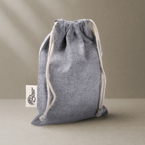 Sac à cordon gris clair vu de trois quarts, posé sur fond uni ; aucune personnalisation visible.