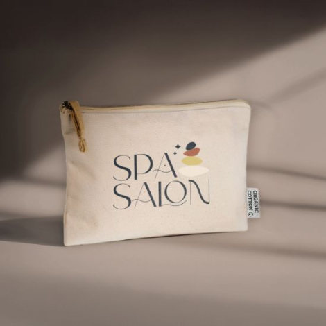 Trousse beige posée sur fond uni avec étiquette latérale en coton ; marquage visible sur la face avant.