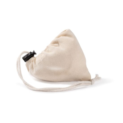 Sac replié dans sa pochette beige fermée par un cordon, vue rapprochée ; aucune personnalisation visible.