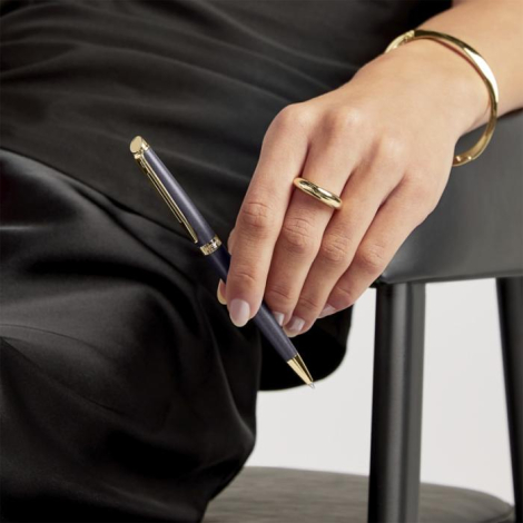 Main tenant un stylo bille Waterman aux finitions métalliques et silhouette fine, montrant la prise en main, aucune personnalisa