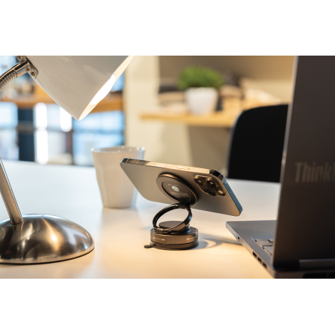 Support magnétique Terra fixé horizontalement au dos d’un smartphone posé sur un bureau, rotation à 360° visible ; aucune person