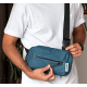 Sacoche bleue portée en bandoulière sur l’avant du corps, bandoulière réglée à mi-hauteur, texture RPET visible, sans marquage a