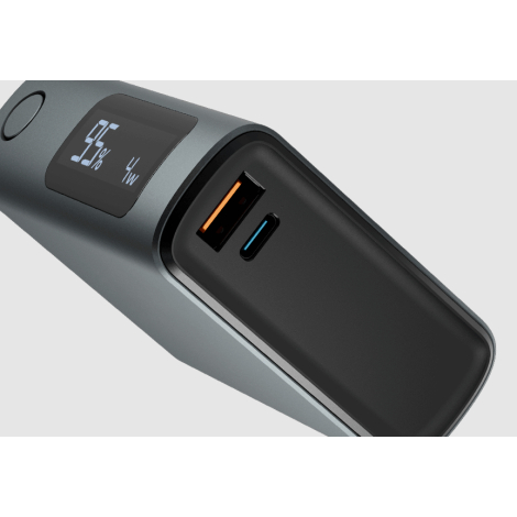 Gros plan sur l’extrémité arrière de la powerbank, présentant les ports USB et la surface mate en aluminium recyclé, sans marqua