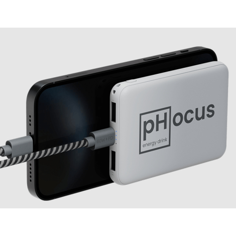 Powerbank blanche fixée à l’arrière d’un smartphone via un câble de charge, vue latérale montrant la finesse du boîtier recyclé 