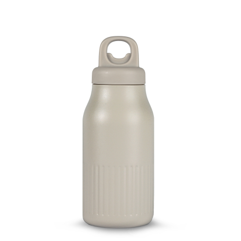Bouteille isotherme 500 ml finition mate beige en acier recyclé avec bouchon à clic assorti et anse, vue de face.