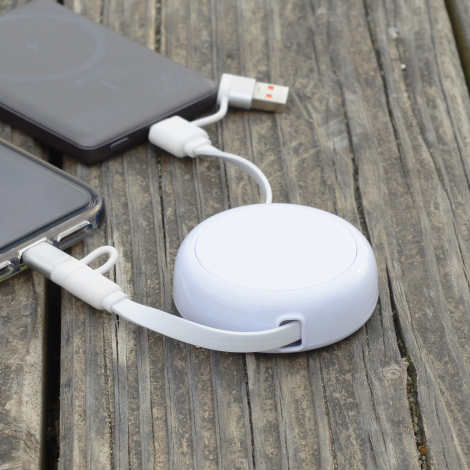 Câble rétractable blanc posé sur bois et connecté à deux appareils