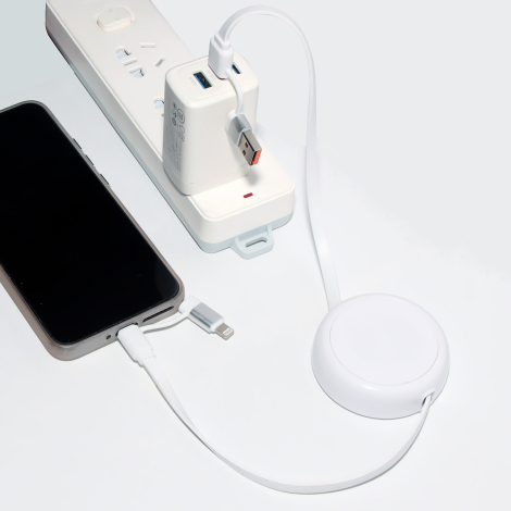 Câble rétractable blanc branché à une multiprise et à un smartphone