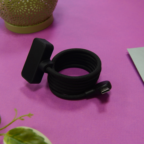 Câble noir enroulé avec module rectangulaire visible