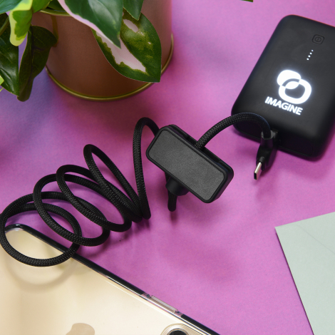 Câble noir posé sur surface colorée relié à un appareil