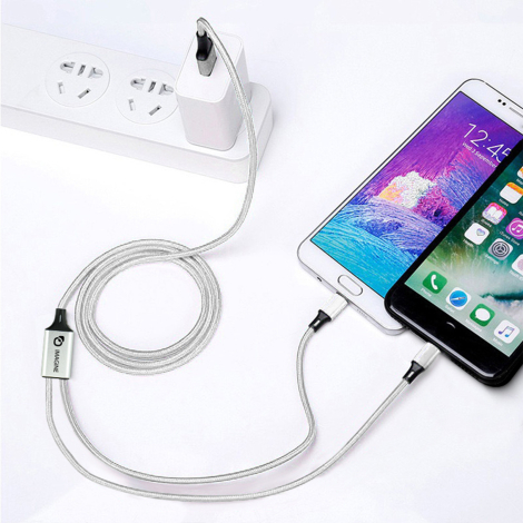 Câble argenté connecté à une multiprise et à deux smartphones