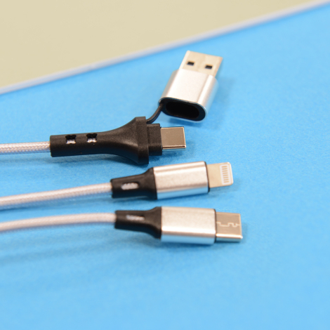 Gros plan sur trois connecteurs métalliques d’un câble argenté