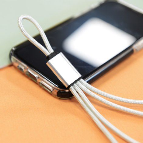 Gros plan sur câble argenté posé sur un smartphone