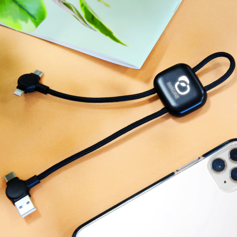 Câble de chargement avec marquage visible posé sur un bureau