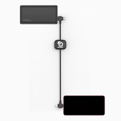 Câble noir à plat connecté à deux appareils