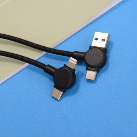 Gros plan sur deux connecteurs de câble noir à gaine tressée