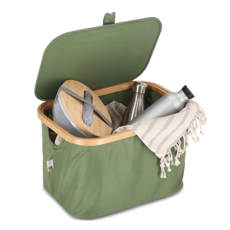 Panier de rangement vert ouvert, vu de trois quarts, intérieur rempli d’objets et textile fixé au cadre bambou, sans marquage vi