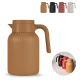 Carafe thermique Trine brun mat en acier recyclé, corps nervuré, bec court et anse latérale assortie, présentée en gros plan ave