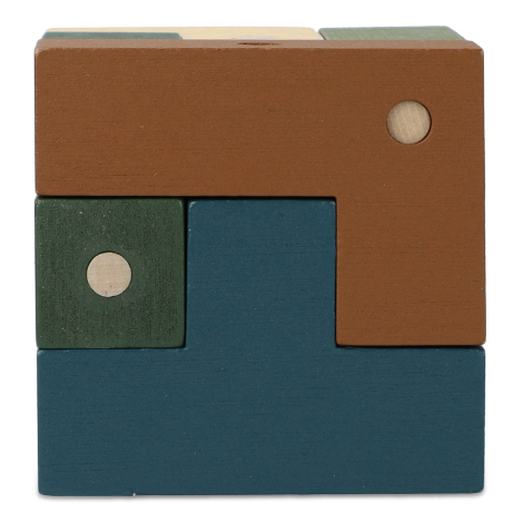 Cube reconstitué vu de face, pièces colorées imbriquées régulièrement, sans marquage visible.