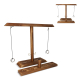 Jeu de lancer d’anneaux en bois monté, avec barre horizontale, crochets et anneaux suspendus, marquage visible sur la surface su