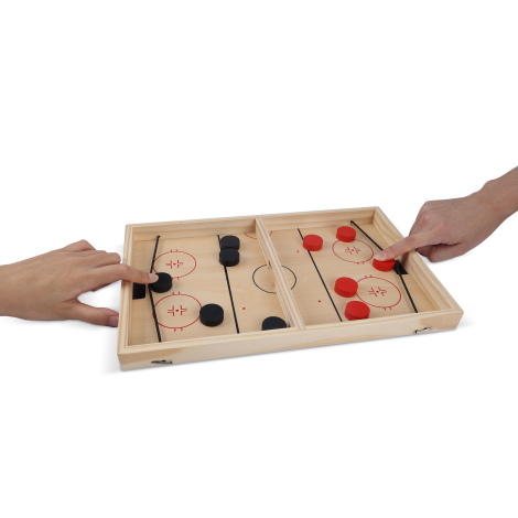 Jeu en action avec deux mains propulsant des palets via les élastiques latéraux, aucune personnalisation visible sur cette vue.