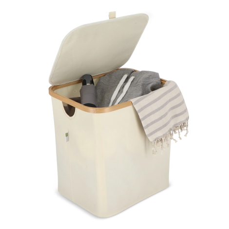 Panier pliant rPET Sogne ouvert, vu de trois-quarts, intérieur spacieux avec cadre en bambou, poignées latérales découpées et co