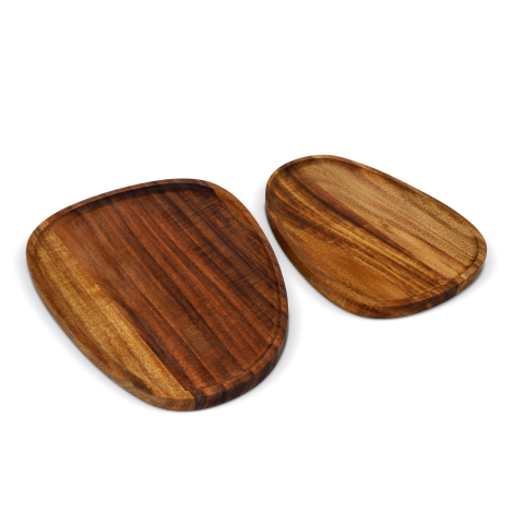 Deux plateaux en acacia posés côte à côte, formes irrégulières et rebords sculptés, sans marquage visible.