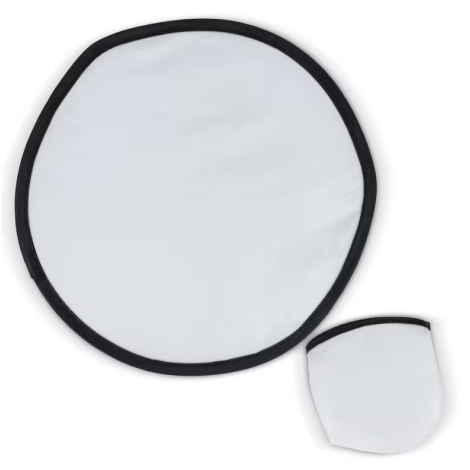 Frisbee pliable en tissu recyclé et sa pochette présentés déployés, surfaces visibles, aucune personnalisation apparente.