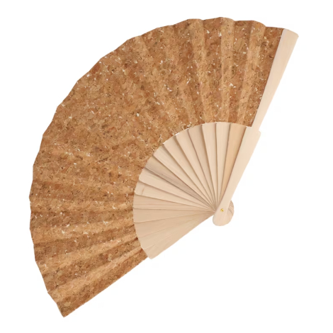 Éventail en liège partiellement ouvert vu de trois quarts, surface en liège et branches en bois visibles, aucune personnalisatio