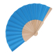 Éventail bleu en bois et polyester recyclé présenté ouvert, toile colorée visible, sans marquage visible. Éventail bleu en bois et polyester recyclé présenté ouvert, toile colorée visible, sans marquage visible.