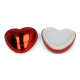 Vue de deux boîtiers en forme de cœur, l’un fermé et l’autre ouvert laissant apparaître le baume, sans marquage visible. Vue de deux boîtiers en forme de cœur, l’un fermé et l’autre ouvert laissant apparaître le baume, sans marquage visible.