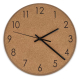 Horloge murale en liège vue de face, cadran lisible avec chiffres imprimés et aiguilles noires, sans marquage visible.