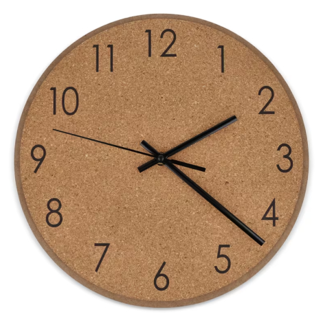 Horloge murale en liège vue de face, cadran lisible avec chiffres imprimés et aiguilles noires, sans marquage visible.