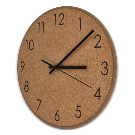 Horloge murale en liège présentée en légère perspective, épaisseur du cadran visible et aiguilles noires au centre, aucune perso