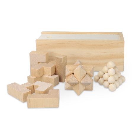 Trois jeux de réflexion en bois disposés hors de leur coffret, formes étoile, pyramide et cube visibles, sans marquage apparent.