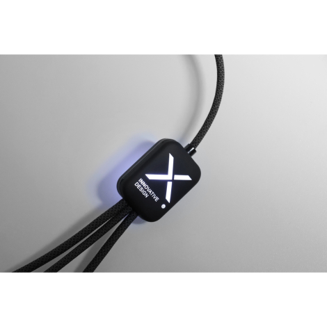 Gros plan du boîtier central rectangulaire sur fond clair, élément graphique lumineux visible, câbles tressés sortant de plusieu