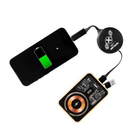 Mise en situation sur fond blanc montrant un smartphone relié par le câble au boîtier circulaire, lui-même connecté à un autre d