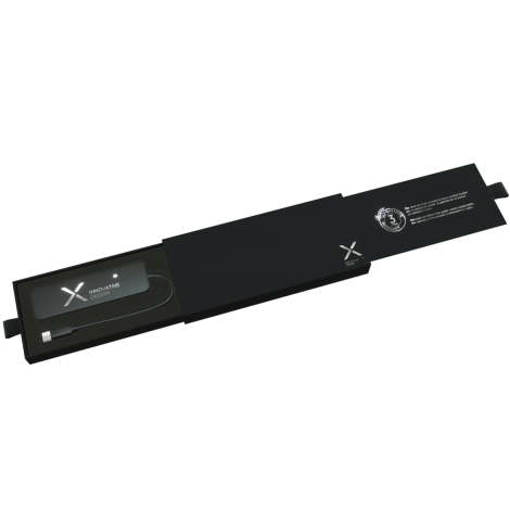 Boîte de présentation noire allongée présentée ouverte sur fond blanc, hub positionné à l’intérieur avec câble visible, éléments