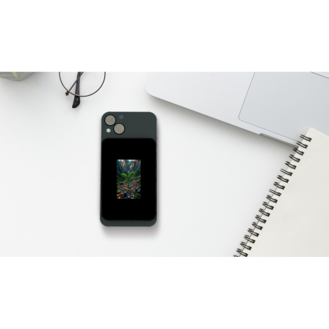 Mise en situation sur un bureau clair montrant la powerbank posée à plat, écran allumé affichant une image centrée, marquage vis