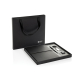 Coffret bureau ouvert sur fond blanc avec carnet, stylo et porte-clés rangés dans des emplacements dédiés, sac papier noir avec Coffret bureau ouvert sur fond blanc avec carnet, stylo et porte-clés rangés dans des emplacements dédiés, sac papier noir avec