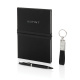 Carnet noir fermé sur fond blanc avec élastique horizontal, accompagné d’un stylo noir et d’un porte-clés avec lanière synthétiq Carnet noir fermé sur fond blanc avec élastique horizontal, accompagné d’un stylo noir et d’un porte-clés avec lanière synthétiq